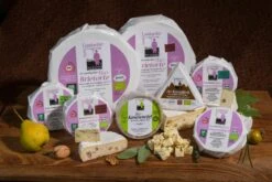 St. Leonhardter Biokäserei Camembert Mit Pfeffer, Ca. 180 Gr , Mind. 48% -Taifun Verkaufsgeschäft Sortiment 1